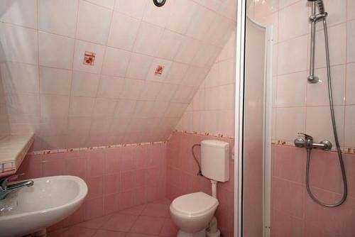 Pokój trzyosobowy z widokiem na ogród