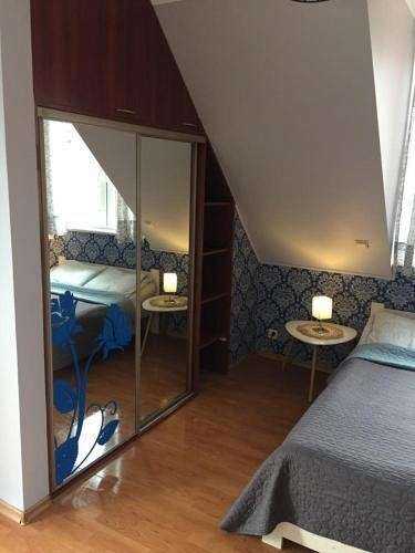 Pokój trzyosobowy z widokiem na ogród