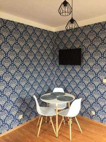 Pokój trzyosobowy z widokiem na ogród