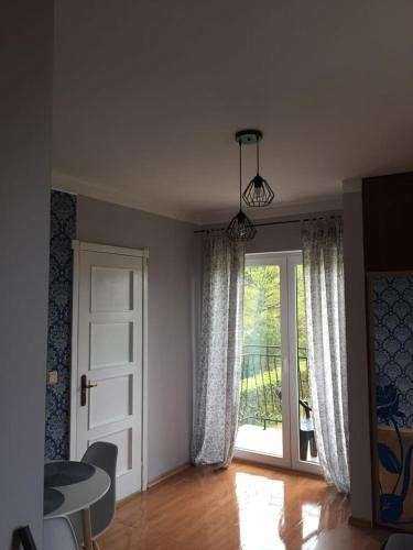 Pokój trzyosobowy z widokiem na ogród