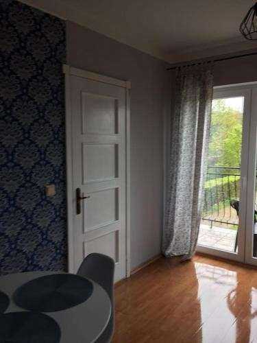 Pokój trzyosobowy z widokiem na ogród