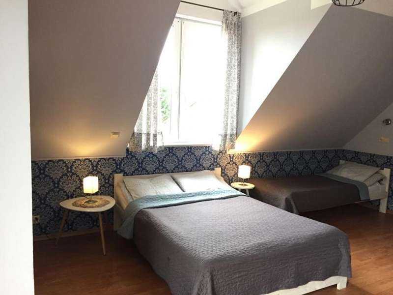 Pokój trzyosobowy z widokiem na ogród